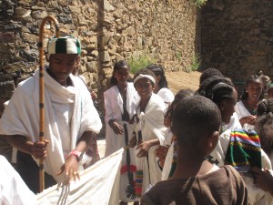 Giovani in preparazione processione